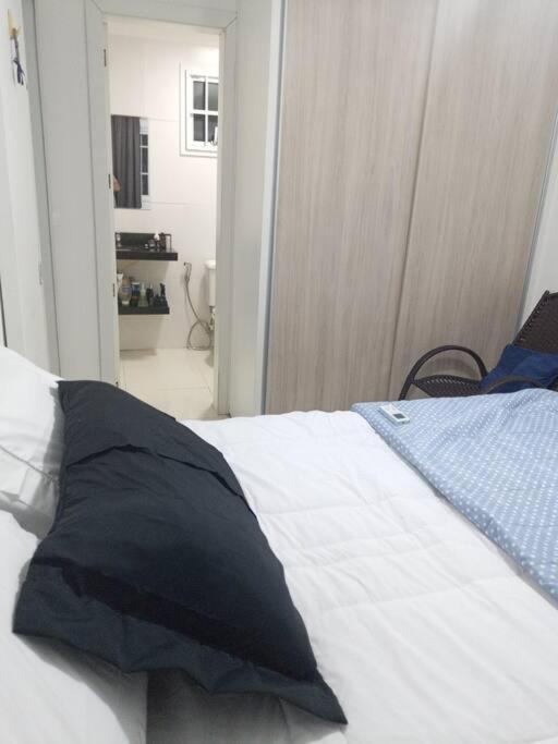 Apartamento Centralizado A Poucas Quadras Do Mar. *