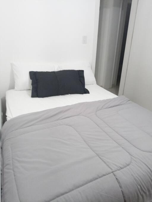 Apartamento Centralizado A Poucas Quadras Do Mar. *