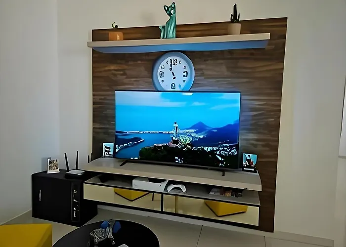 Apartamento Centralizado A Poucas Quadras Do Mar.
